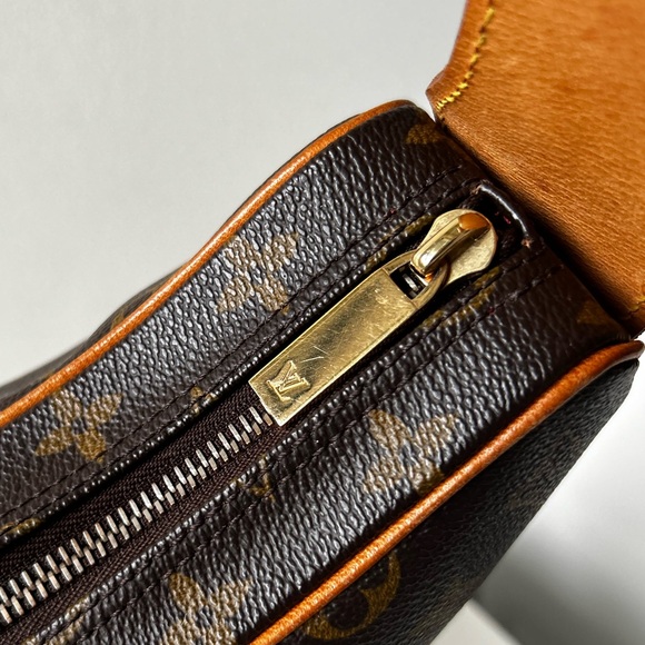 Louis Vuitton Croissant MM - Picture 12 of 17